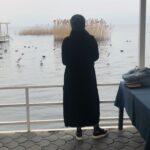 Deniz Çakır Instagram - Bi göle anlattıkların... bazan belki tuttukların, yuttukların... hayat kötü ruhlularla savaşmak için çok kısa.. ve sükunet en kıymetli hediye kendine... Sükunetini koru ruhum... Deniz 29/1/2020 Sapanca Gölevi Resort Sapanca