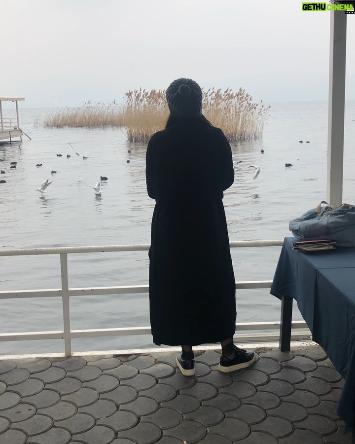 Deniz Çakır Instagram - Bi göle anlattıkların... bazan belki tuttukların, yuttukların... hayat kötü ruhlularla savaşmak için çok kısa.. ve sükunet en kıymetli hediye kendine... Sükunetini koru ruhum... Deniz 29/1/2020 Sapanca Gölevi Resort Sapanca