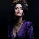 Deniz Çakır Instagram - Ahh... dilime sitemler düşüren hayat...anlamak istemeyene kendini anlatmaya çalışmak ne zor... değer mi bilmem.. bilmem ayırmalı mı yürek buna zaman... tahammül de tükenir çünkü.. yürek kırılır ve aynı yerden kırıla kırıla bilmem nasıl devam edilir o yola... 17/1/2020 Deniz