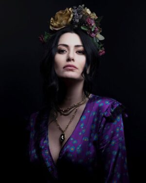 Deniz Çakır Instagram - Ahh... dilime sitemler düşüren hayat...anlamak istemeyene kendini anlatmaya çalışmak ne zor... değer mi bilmem.. bilmem ayırmalı mı yürek buna zaman... tahammül de tükenir çünkü.. yürek kırılır ve aynı yerden kırıla kırıla bilmem nasıl devam edilir o yola... 17/1/2020 Deniz
