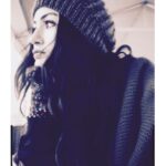 Deniz Çakır Instagram - “İç ses, diye söylendim Çocukken şöyle dua ederdim Tanrı’ya: Tanrım bana hiç erimeyen, Kırmızı bir bonbon şekeri yolla. Eski tül perdelerden gelinlik biçerdik Kardeşimle kendimize durmadan, Olmayan çayları, Olmayan fincanlardan içerdik. Olmayan kapıları açardık, Olmayan ziller çaldığında. Siyah papyonlu olurdu mutlaka Resim defterimizdeki damat. Yedi günde yarattığımız dünya Mutlu olurduk pastel koksa. Ve şimdi şöyle dua ediyorum Tanrı’ya: Olanlar oldu tanrım Bütün bu olanların ağırlığından beni kolla! Kaybolmak istemiştim bir zamanlar Kapının arkasında yokum demiştim Ve divanın altında da. Bulamazsınız ki artık beni, hayatın ortasında. Kaybolmak istemiştim bir zamanlar Beni kimse bulamazdı Tanrı’nın arkasına saklansam. O Kocamandı,en kocamandı o. Bir kız çocuğunun hayalleri kadar. Bir zamanlar kendimi Bulunmaz Hint kumaşı sanmıştım. Kaç metredir benim yokluğum? Benden daha çok var sanmıştım. Benim yokluğumdan dünyaya Bir elbise çıkar sanmıştım. Dünyanın çıplaklığına bakmaya utanmadan Sonunda ben de alıştım. Ah…dedim sonra, Ah! “ 🌿🌿🌿 #DidemMadak Sapanca Gölü