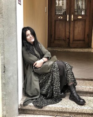 Deniz Çakır Instagram - Kaldırımların dili olsa... 🖤