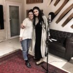 Deniz Çakır Instagram - Ne güzel yeniden parçası olmak şiiri,şarkısı ruhu olan bi işin.... Adımın Neşet Ertaş’la aynı cümlede geçmesi bile tek başına ne muazzam... ben teşekkür ederim Ebrucum......🌿 #repost @ru.ceylan ・・・ #bağımızvar destekleri ile hazırladığımız “Konuşan Resimler Anadolu’nun Ozanları” serimizin seslendirmeleri tam hız devam. Sevgili @denizcakir #neşetertaş ‘ın sesine nefes verdi. Denizim çok teşekkür ederim 🌿 @denizcakir @bagimiz.var @zuhalmuzik @anadolununkayipsarkilari #konuşanresimler #anadolununozanları @3dots.ooo