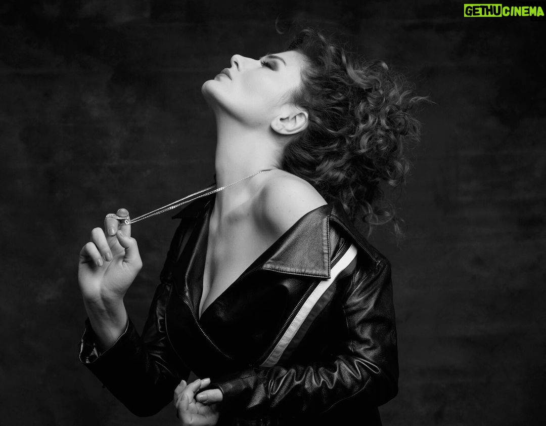 Deniz Çakır - 32.2K Likes - “uzak fırtına
korkuyorum
senden
sensizlikten
korkuyorum
denge gibi gözüken dengesizlikten
uzak fırtına
anlamıyorum nasıl
bu denli uzak bu denli yakın
ve lazerlerin uçuşu
leyleklerin uçuşu gibi bir imge hep
fırtına habercisi seninle gelen
gözyaşı dökülmeyen bir umutsuzluk bu
yaşam sularının buza kestiği
beyaz ince bir şey diyorum
beyaz ince bir şey o
cam cam cam
bendeki selintiler ve yarıklar karşılığı
ii
sen gelince
bir şeyler düşüyor kırılıyor hep
kapılardan
buz parçaçıkları dolu bir akım
duvarlarda çığlıklardan sarkıt
önodalarda doppler etkisi
iii
bir erkeğin sevişi
usul usul yaklaşan
sigara dumanı gibi
kendine doğru
iv
ve cam zorlar içindekini
kendi biçimini almaya
uzak fırtına kenarları keskin çelik bir ayna
getiriyorum sana
megalomaninin de bir bedeli vardır çünkü
v
uzak fırtına
bir gün seni yazacağım
ağır aynalar olacak
yalnız seni yansıtan
elektrikli bir güzellik olacak
ve parafin kulaklarını acıtan
unutmuyorum bunları işte
bir gün seni yazacağım
şimşeğe uyarlanan bedenimin
umarsız bir saati olacak
ve mükemmel tozu yazacağım
kıvılcım tozunu ve buz adasındaki volkan
artık beklemeyelim
şimdi iki gemi siluetinin sessizce çarpışma saati...”
Lale Müldür
