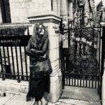 Deniz Çakır Instagram - Durmak...anlamaya giden yol.. türlü insanı.. türlü hoyratlığı.. türlü özensizliği..Durmalı ara ara.. öylece seyreylemeli hayatı.. kendini..seni..beni.. Deniz... 5/11/2019 #Londra #yollar