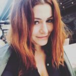 Deniz Çakır Instagram - Dünyada etkisi en güçlü eylem “gülümsemek”... kendi kendine gül.. bırak deli desinler...zaten diyorlar... Onlar “demeyi” seviyor... boşver... sen “yapmayı” sevenlerden ol... hayat kısa.. hayat şu an... 🌿 Deniz... 15/10/2019