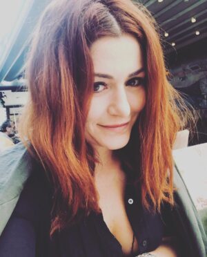 Deniz Çakır Instagram - Dünyada etkisi en güçlü eylem “gülümsemek”... kendi kendine gül.. bırak deli desinler...zaten diyorlar...
Onlar “demeyi” seviyor... boşver... sen “yapmayı” sevenlerden ol... hayat kısa.. hayat şu an... 🌿 Deniz...
15/10/2019