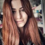 Deniz Çakır Instagram - Mekan değişikliğinde fayda var bazan.. Bazan kalbin yerini değiştirmeli.. ellerle mesela..kalple dokunmalı eller yerine. Sonra aklın yerini değiştirmeli bazan.. ayaklarla mesela..aklıyla yol almalı insan. Bazan gözlerin yerine kulaklar geçse mesela..baktığında duysa insan söylenemeyeni... Olur belki..olamaz mı.. 23/2/2018 Deniz