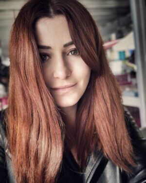 Deniz Çakır Instagram - Mekan değişikliğinde fayda var bazan..
Bazan kalbin yerini değiştirmeli.. ellerle mesela..kalple dokunmalı eller yerine.

Sonra aklın yerini değiştirmeli bazan.. ayaklarla mesela..aklıyla yol almalı insan.

Bazan gözlerin yerine kulaklar geçse mesela..baktığında duysa insan söylenemeyeni...
Olur belki..olamaz mı..
23/2/2018 Deniz