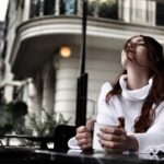 Deniz Çakır Instagram - Yağmurlu İstanbul sabahları güzeldir... Bunca kalp ağrısının, can sızısının, vedaların üstüne yıkar bizi... yıkasın.. çünkü sözümüz var hayata... söyleyecek cümlemiz var.. oturduğu yerden başkalarının hayatını parmaklayanlardan, ötekinin sızısından,yarasından kendine hayat yolu kuranlardan olmadık biz..olamayız da imkan yok... gün güzel insanların günü olsun.. babaannemin dediği gibi “Allah güzel insanlarla karşılaştırsın...” 🌿 5/10/2019 İstanbul