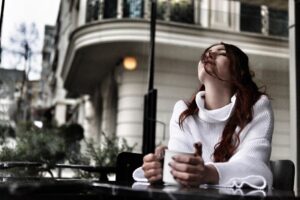 Deniz Çakır Instagram - Yağmurlu İstanbul sabahları güzeldir... Bunca kalp ağrısının, can sızısının, vedaların üstüne yıkar bizi... yıkasın.. çünkü sözümüz var hayata... söyleyecek cümlemiz var.. oturduğu yerden başkalarının hayatını parmaklayanlardan, ötekinin sızısından,yarasından kendine hayat yolu kuranlardan olmadık biz..olamayız da imkan yok... gün güzel insanların günü olsun.. babaannemin dediği gibi “Allah güzel insanlarla karşılaştırsın...” 🌿
5/10/2019 İstanbul