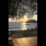 Deniz Çakır Instagram - Bazı sahil kasabalarından gidilemiyor... alınan kararlar ertelenebiliyor.. ezberler bozulabiliyor.. Çünkü Eylül... Çünkü Ege..Ve bazan bırakmak güzel.. zamanı kendine.. kendini zamana...olamaz mı.. olabilir..😉 22/9/2019 Deniz Gumusluk Sahil