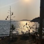 Deniz Çakır Instagram - Kıyısı olmak... Aynı denizin..aynı mevsiminde..belki dudak kenarında aynı tebessümle.. olamaz mı?..Olabilir.. :) 12/9/2019 Deniz Off Gümüşlük
