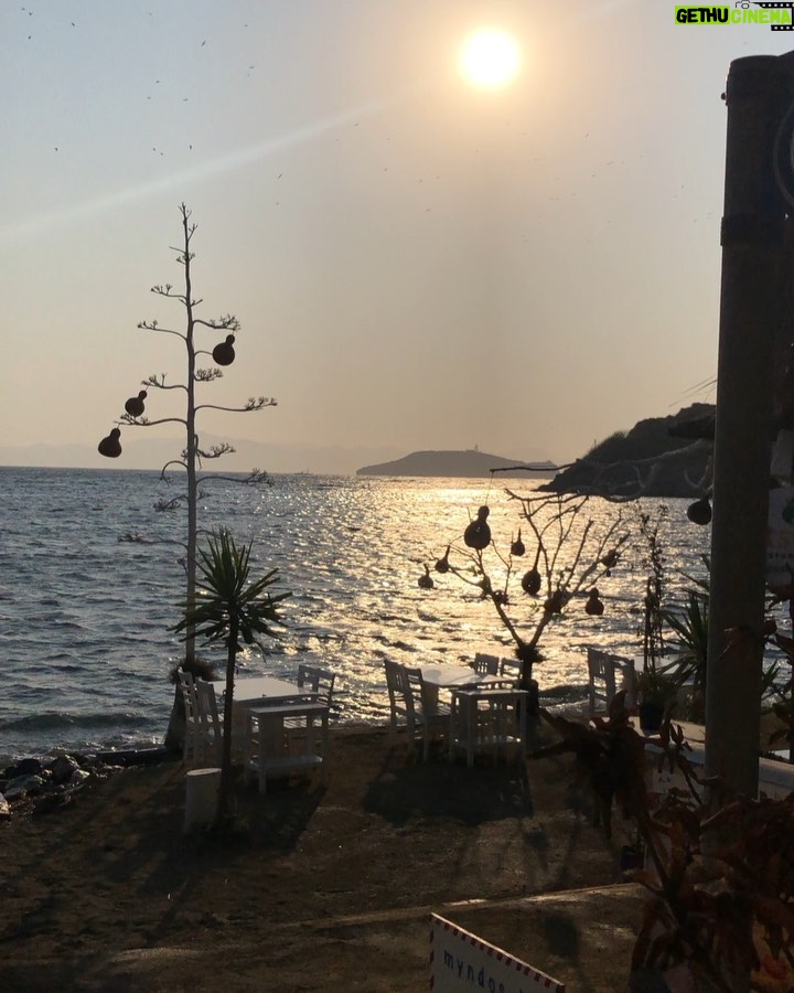 Deniz Çakır Instagram - Kıyısı olmak... Aynı denizin..aynı mevsiminde..belki dudak kenarında aynı tebessümle.. olamaz mı?..Olabilir.. :) 12/9/2019 Deniz Off Gümüşlük