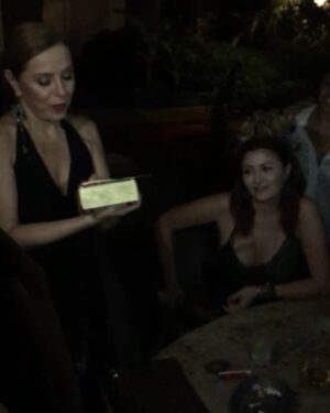 Deniz Çakır Instagram - Yılın “yürekli kadın ödülünü” tanıdığım en yürekli kadından almak ne muazzam mutluluk... Teşekkürler hayat... 🌹
@zuolcay 
@cigdemerken 
@gunaykaracaoglu 
#tahtatopuködülleri