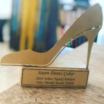 Deniz Çakır Instagram - Yılın “yürekli kadın ödülünü” tanıdığım en yürekli kadından almak ne muazzam mutluluk... Teşekkürler hayat... 🌹 @zuolcay @cigdemerken @gunaykaracaoglu #tahtatopuködülleri Off Gümüşlük