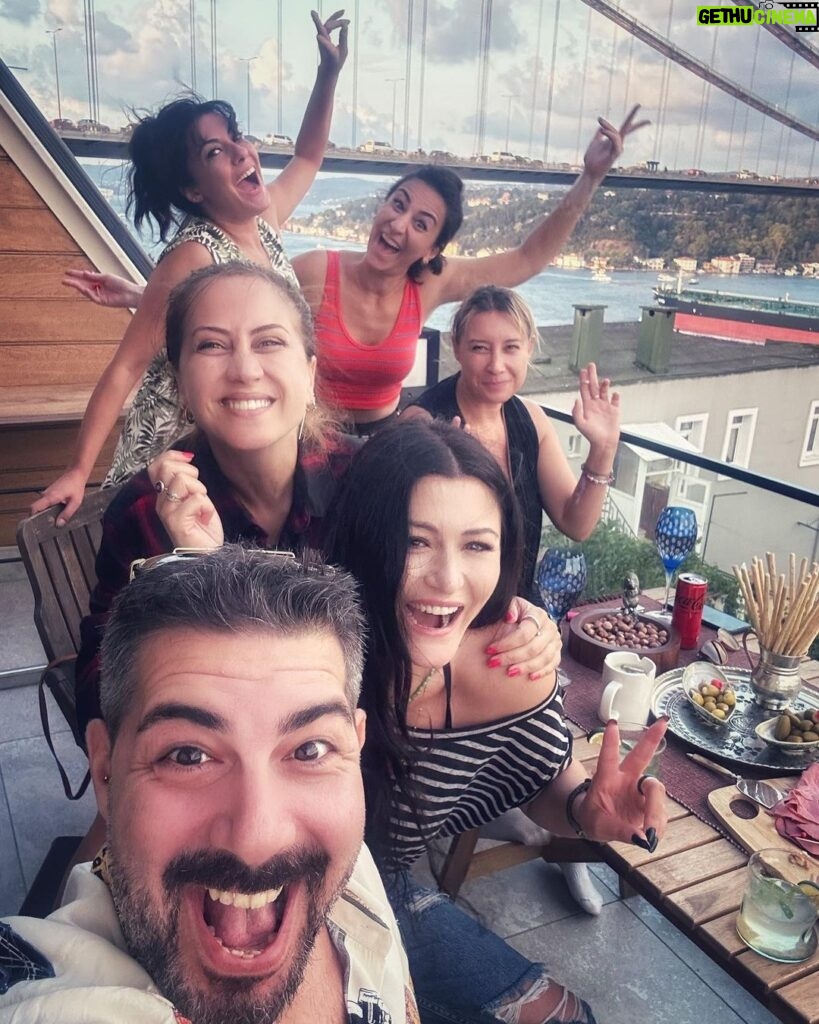 Deniz Çakır Instagram - Çok seviyorum sizi bee… @sanemisler @selenistan @ezjix @sezen_aray_06 @ekremyucelten