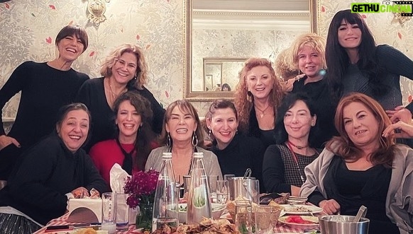 Deniz Çakır Instagram - Oh bee.. özlem giderdik.. bi de yeni yıla önceden girmiş bulunduk😜💃🏽💃🏽💃🏽 @demeticihangir 🙏🏻🌸 Demeti / Cihangir