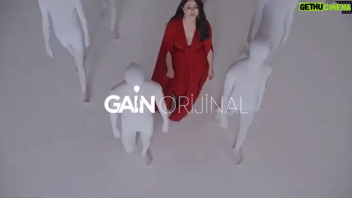 Deniz Çakır Instagram - Ne güzel seni anmak Duygu Asena..hem de bu gün…🌿 “İnsanın kendi mutluluğunu kendinin yaratması ne güzel, ne gerçek bir sevinçtir! Kimse değil, ben yaptım her şeyi, ben". DuyguAsena Repost @gain ・・・ “Sen sensin. Devam et, ara, senliğini, mutluluğunu, özgürlüğünü ara. İnsanları tanıyorsun, tanıdıkça yıkılma, ezilme... Aksine doğrul, kalk. Sen o beğenmediklerinin önünde ezilme, onlar gibi olma. Onların kötülüğünü içinde taşıma. Güçlü olduğuna inan. Bizim durumumuzun çözümü bu, güçlü olduğuna inan.” Duygu Asena Aslında Özgürsün çok yakında GAİN’de! @denizcakir @badenzi 🎬@alikemalguven