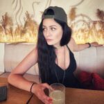 Deniz Çakır Instagram - Avaz avaz susmak istiyor bazan insan … bunca boş kelâmın arasında inadına bangır bangır susmak…. Datça, Mugla