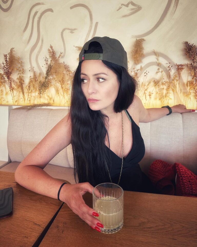 Deniz Çakır Instagram - Avaz avaz susmak istiyor bazan insan … bunca boş kelâmın arasında inadına bangır bangır susmak…. Datça, Mugla