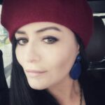 Deniz Çakır Instagram - "Ama insandaki yaşama içgüdüsü beter bi şey kızım, inan bana arsız yüzsüz ölümsüz bi şey, uyduruyorsun her bahaneyi ölmemek için" 🌿🌿🌿 Leyla Erbil