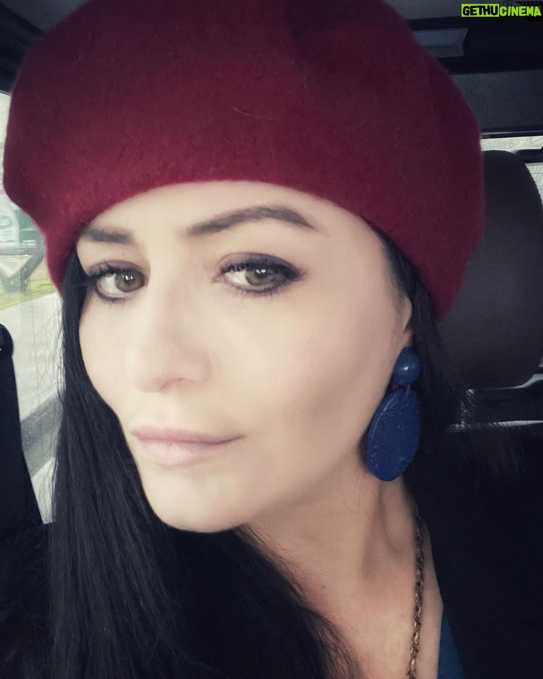 Deniz Çakır Instagram - "Ama insandaki yaşama içgüdüsü beter bi şey kızım, inan bana arsız yüzsüz ölümsüz bi şey, uyduruyorsun her bahaneyi ölmemek için" 🌿🌿🌿 Leyla Erbil