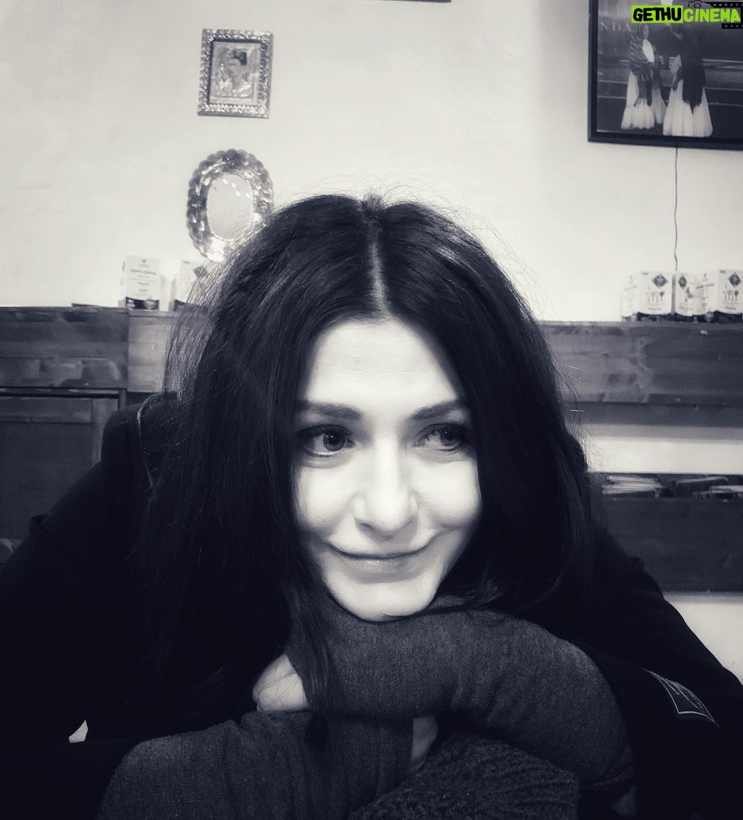 Deniz Çakır Instagram - Aklına düştüğünde seni tebessüme düşüren şeye sarıl… çünkü bunca yalan ve inanç kırıklığı arasında tebessüme düşmek mühim…hayat yarınsız.. şu an senin hayatın…. Hayatına sarıl….🌿🌿🌿 Deniz/17/2/2022