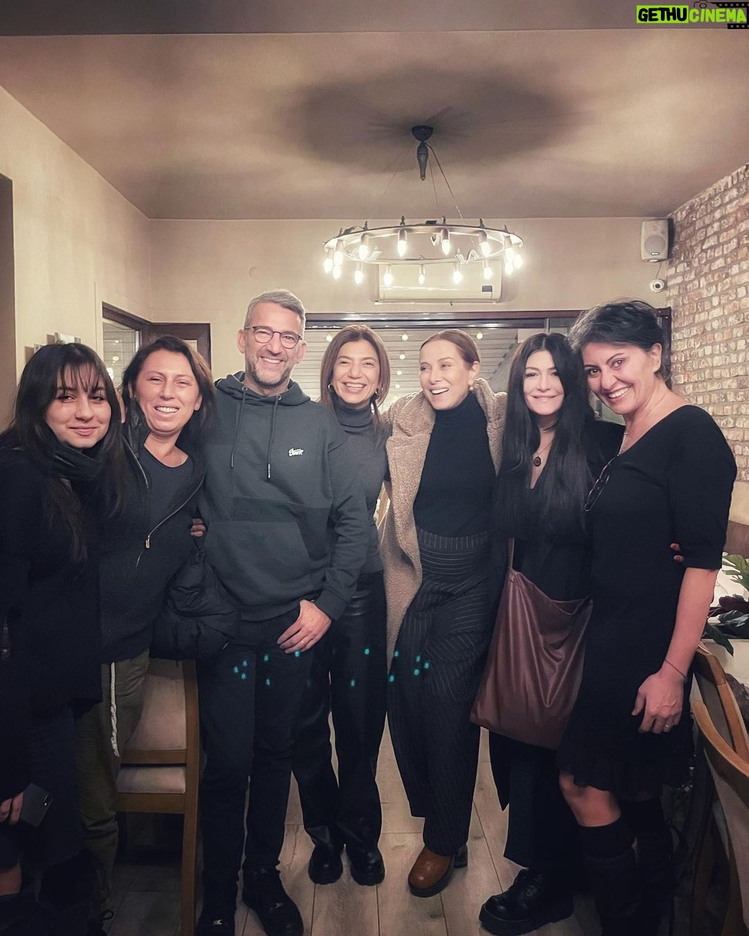 Deniz Çakır Instagram - Güzel mekanlar güzel insanları kavuşturur…🌻 @mirabalik 🙏🏻 Mira Balık Restaurant