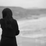 Deniz Çakır Instagram - Sonra bi anda bütün affettiklerin için kendini affetmiyorsun… Tüm uzun sahte sohbetleri yakabilmek mümkün mü… ruhuna düşen öfkeyi diliyle nefret olarak savurandan kaçabilmek mümkün mü… nereye koyacaksın şimdi bu sızıyı.. Bu kocaman sızıyı… şimdi düşün,elindeki kocaman sızınla düşün.. bi daha güvenebilecek misin birine? D. 18/12/2021
