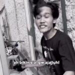 Denny Sumargo Instagram - HATI HATI SAMA PEDAGANG KUE PUKIS INI!!! Kalian juga bisa, Ikutan Indonesiano Experience, dengan tunjukkin *seberapa Indonesia nya kalian, dan dilakukan bersama Indonesiano*. Bisa dari segi makanan yang Indonesia banget / kebiasaan orang Indonesia / Hal-hal unik yang Indonesia banget. Juara 1 : 3 juta + Indonesiano 1 tahun (12 karton) Juara 2 : 1,5 juta + Indonesiano 6 bulan (6 karton) Juara 3 : Flazz senilai 500k + Indonesiano (1 karton) Caranya : 1. Post di feed Instagram kalian (jangan di private) 2. Tag @sumargodenny & @kenangan.hanyauntukmu 3. Gunakan #KopKenIndonesiano #KopkenBotolAsliEnak