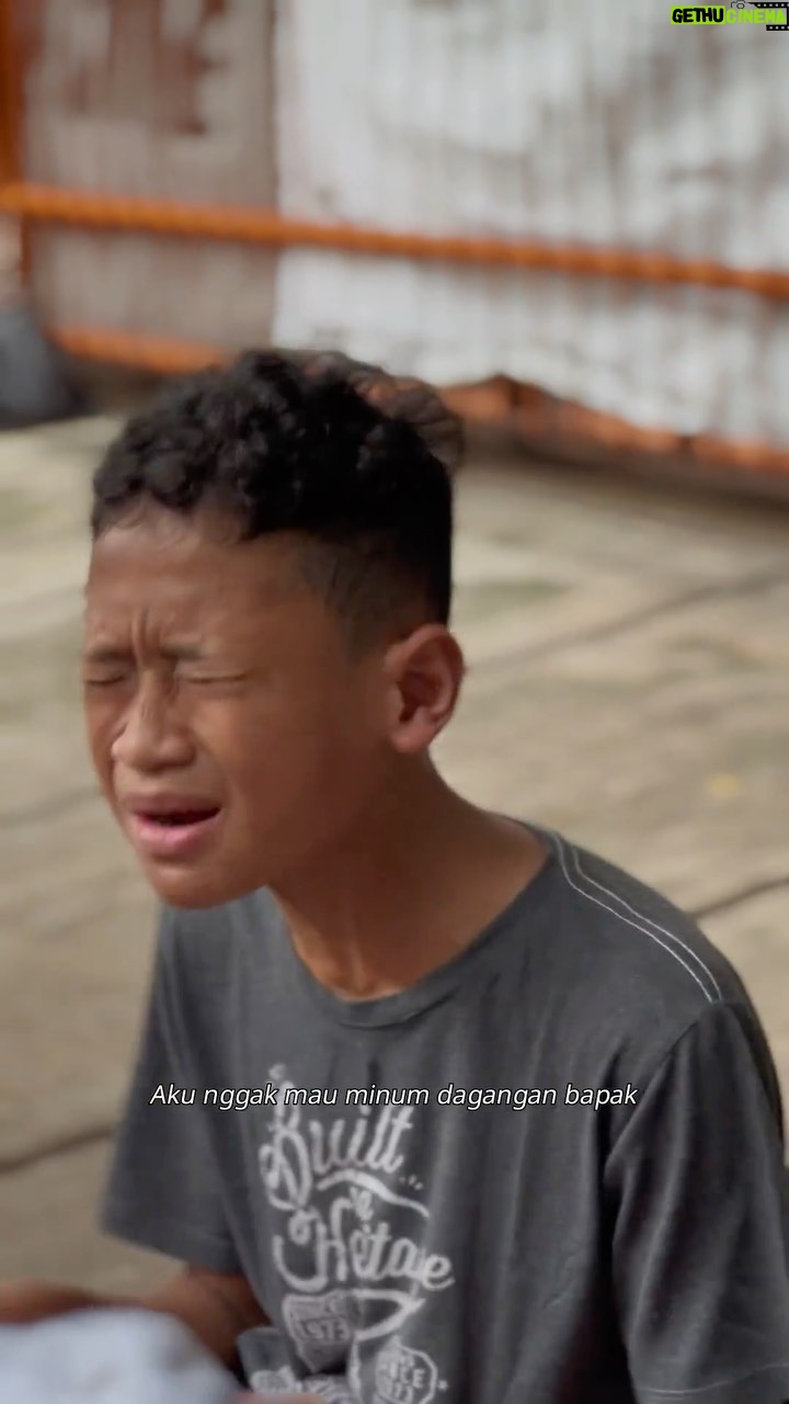Denny Sumargo Instagram - Siapa disini yg minum Cleo, mau gw kasih JAJAN! Gw yakin kalian gabiasa minum air murni yang terbebas dari mineral anorganik! Gw tantang lo minum air murni cleo selama 7 hari berturut-turut. 10 orang beruntung akan dapat stok air murni seminggu & uang jajan gemes dari @cleopurewater .komen pengalaman menarik lo! #cleopurewater #murnilebihbaik #ringandansehat