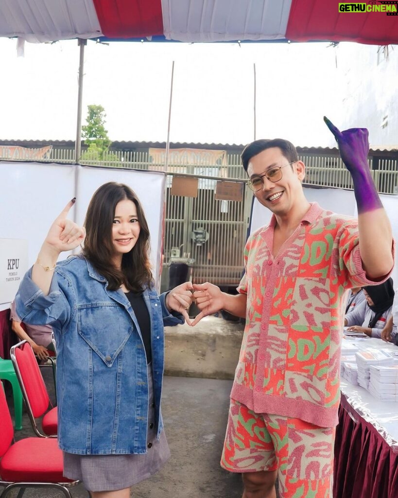Denny Sumargo Instagram - Siapa Kita?? Upload foto kamu dengan pose LOVE gunakan hastag #BiarBedaTetepCinta dapatkan pulsa 14GB dari @byu.id