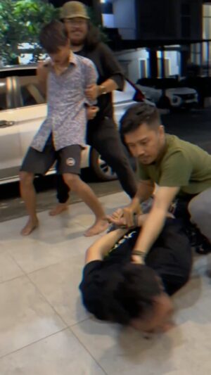 Denny Sumargo Instagram - Siapa yang mau gw modalin buat beli kacang @duakelinci kemasan baru?

#temankebersamaan #kacangduakelinci