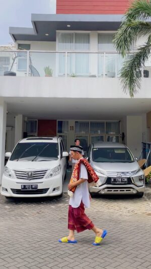 Denny Sumargo Instagram - Mohon maaf kalau selama ini banyak salah sama kalian ya🙏🏻.
Buang buruknya ambil baiknya.
Selamat Idul Fitri 1444 Hijriah.