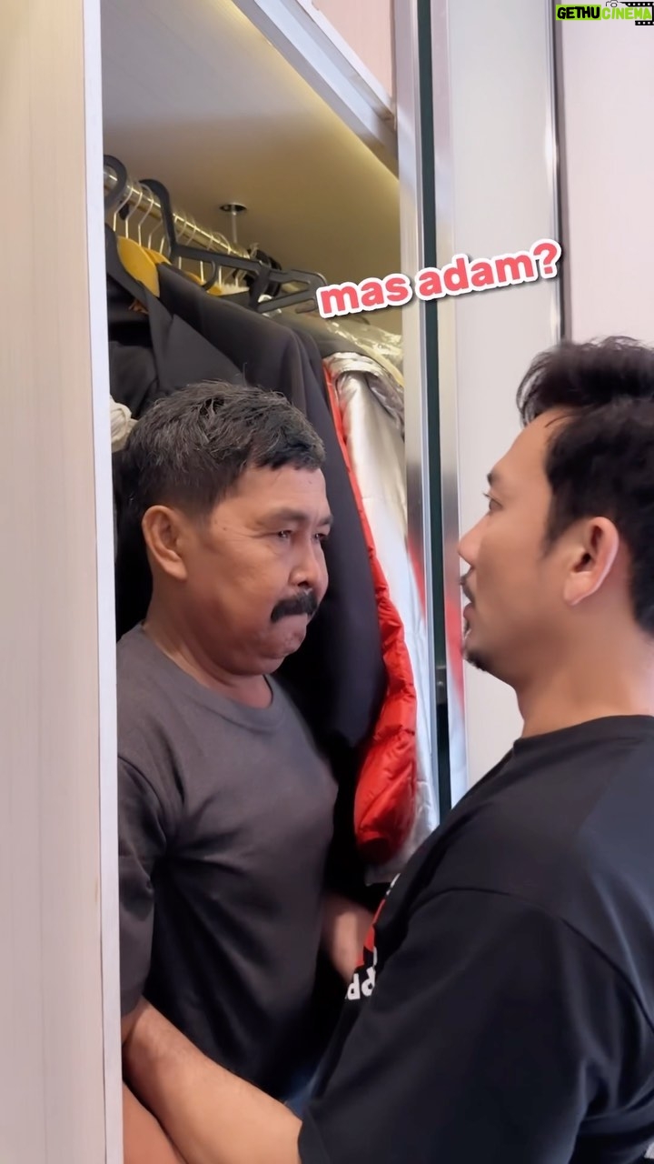 Denny Sumargo Instagram - Kalau menang give away PULUHAN JUTA, kalian mau buat apa? HADIAH Puluhan juta untuk 20 orang pemenang. Juara 1 : 5jt Juara 2 : 2jt Juara 3 : Flazz 500k 7 Flazz senilai 200k 10 orang akan mendapatkan 1 dus mix #TimKopkenBotol #kenanganhanyauntukmu