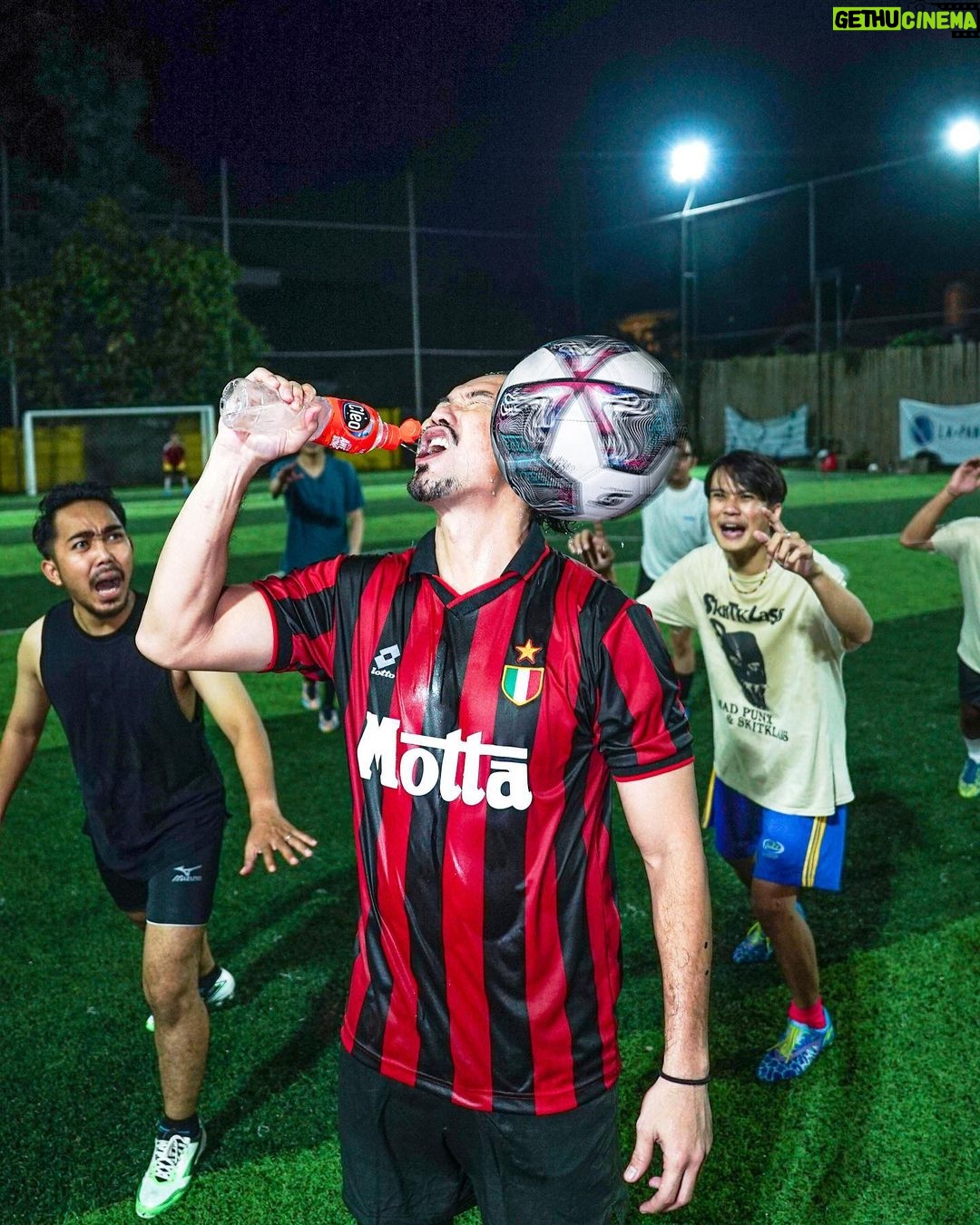 Denny Sumargo Instagram - Pertanyaan yg paling ga masuk akal, mendapat jatah mingguan dari @cleopurewater #airmurni