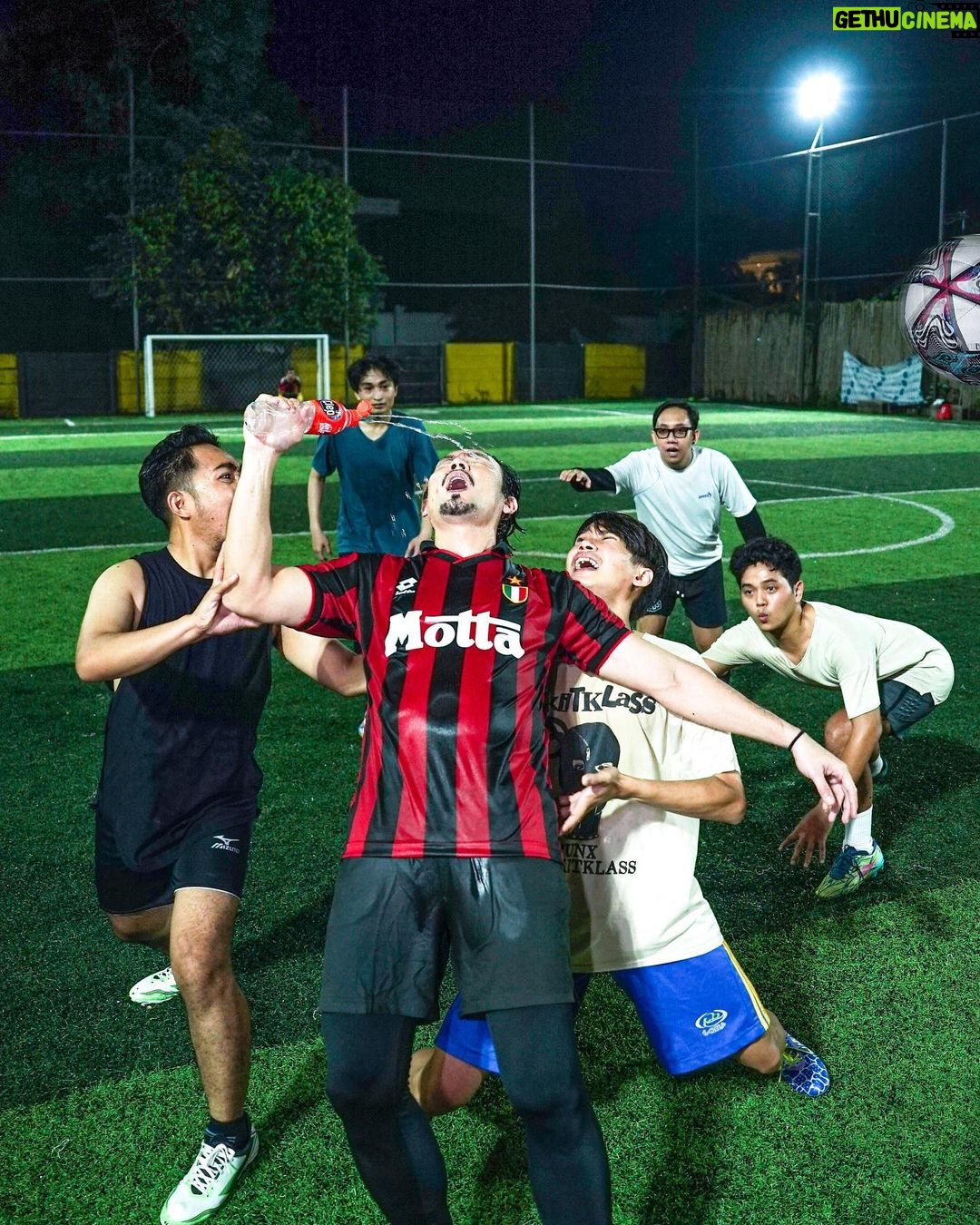 Denny Sumargo Instagram - Pertanyaan yg paling ga masuk akal, mendapat jatah mingguan dari @cleopurewater #airmurni