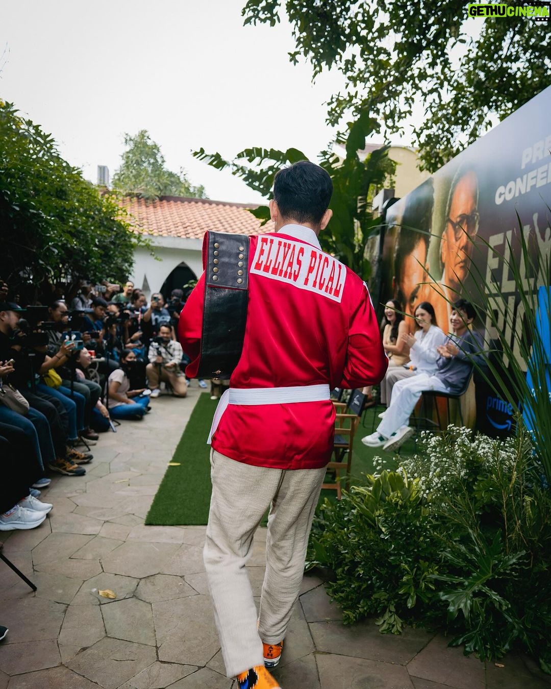 Denny Sumargo Instagram - berapa kali ellyas pical memukul lawannya dalam video ini?! ELLYAS PICAL PETINJU KELAHIRAN SAPARUA ini tidak bisa mendengar dengan baik, tidak bisa membaca, tidak sekolah, tidak punya uang, bahkan tidak direstui menikah dengan kekasih hatinya, tapi 12 kali JUARA DUNIA, gimana tuh??!! TAYANG 21 MARET di @primevideoid
