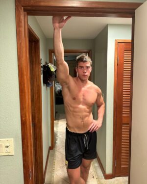 Derek Chadwick Instagram - I’m 6’7 btw