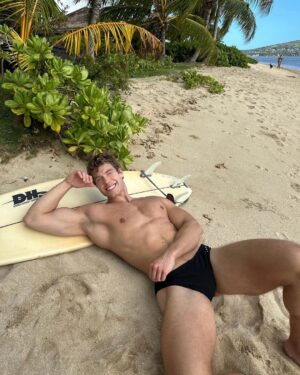 Derek Chadwick Instagram - Only brand I trust for my Hawaii fits @recgen 🏄🏼‍♂️ Use code DEREK10OFF for 10 percent off fav swim + gym