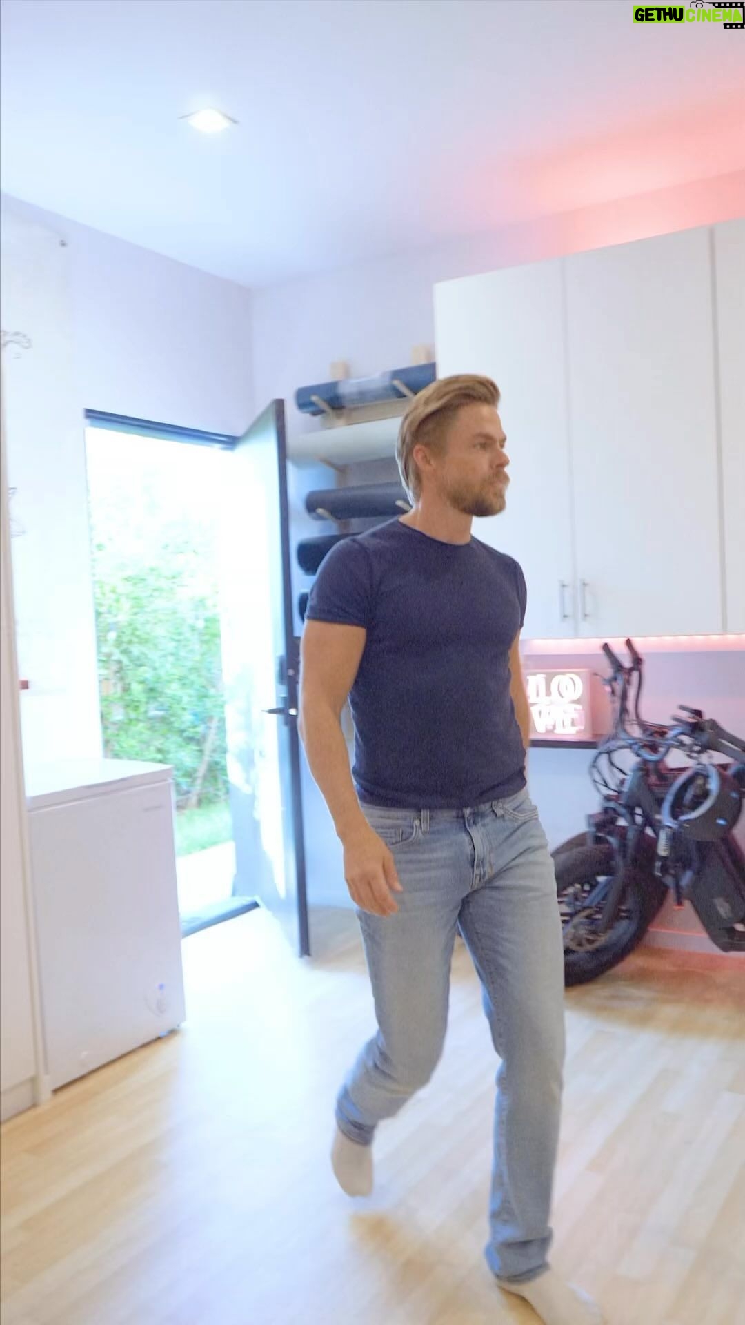 Derek Hough Instagram - Infinite loop of dance 🕺🏼
