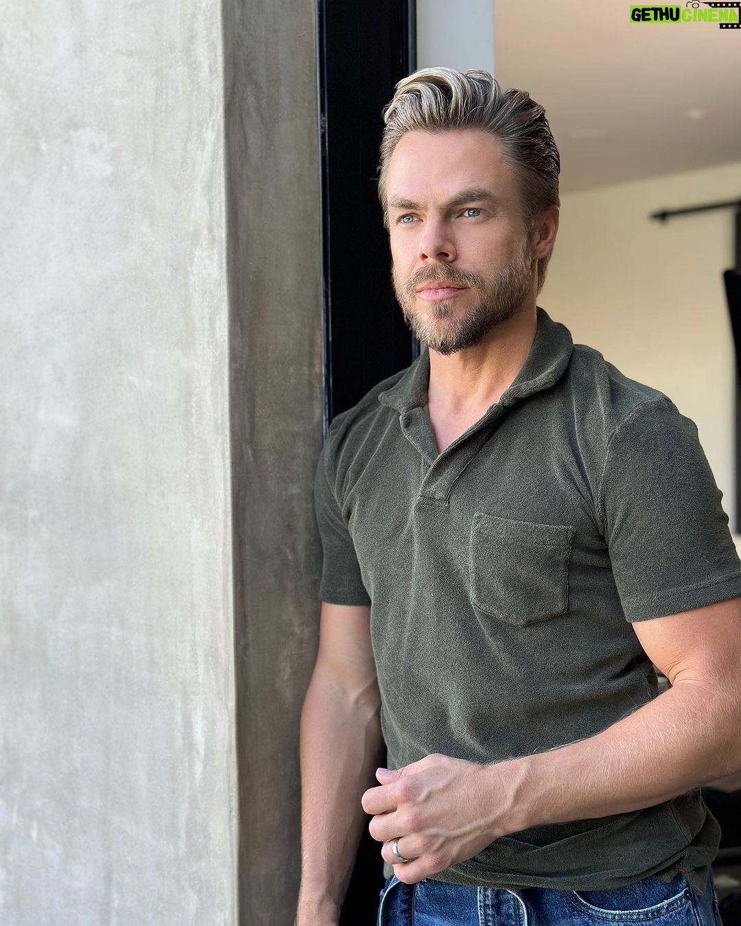 Derek Hough Instagram - 1: What do you call a boomerang 🪃 that doesn’t come back? A stick 2: Who needs a black belt🥋 when you have a Jean belt