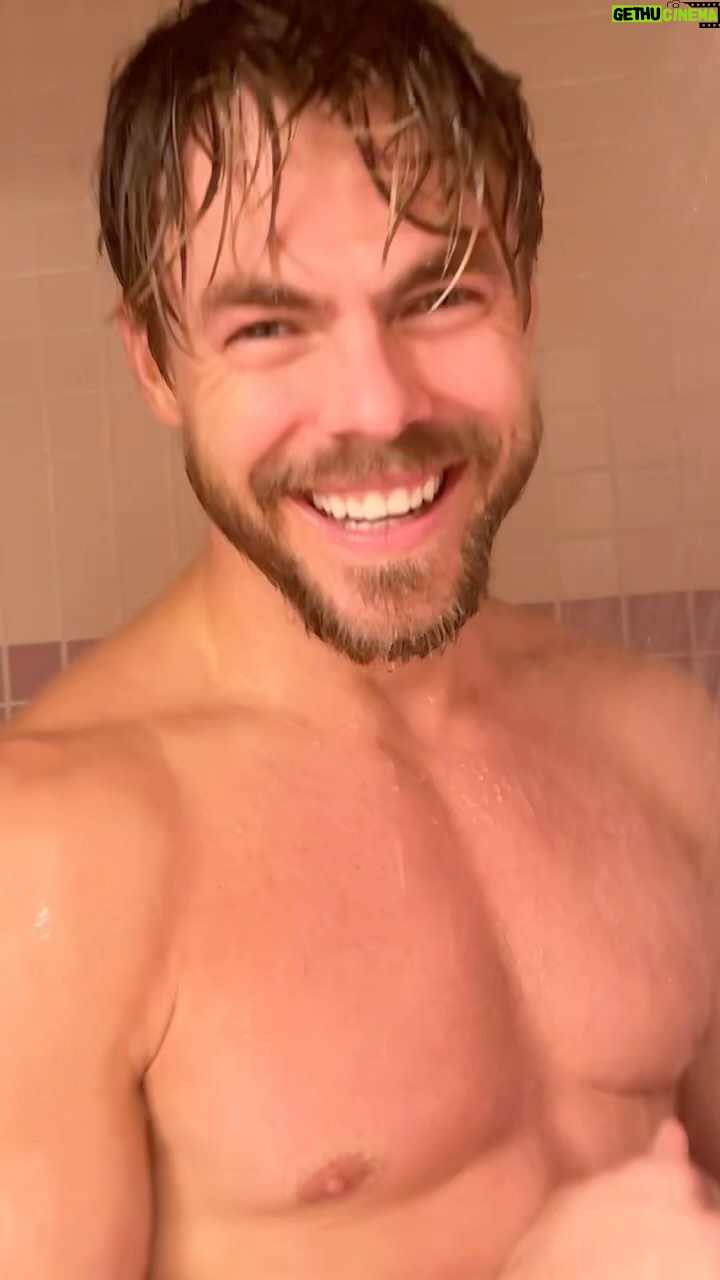 Derek Hough Instagram - In our meet and greet yesterday, someone asked me if Derek sings around the house to which I replied, “Constantly!” So I decided to capture an example for you all 🤣 @derekhough #tourlife