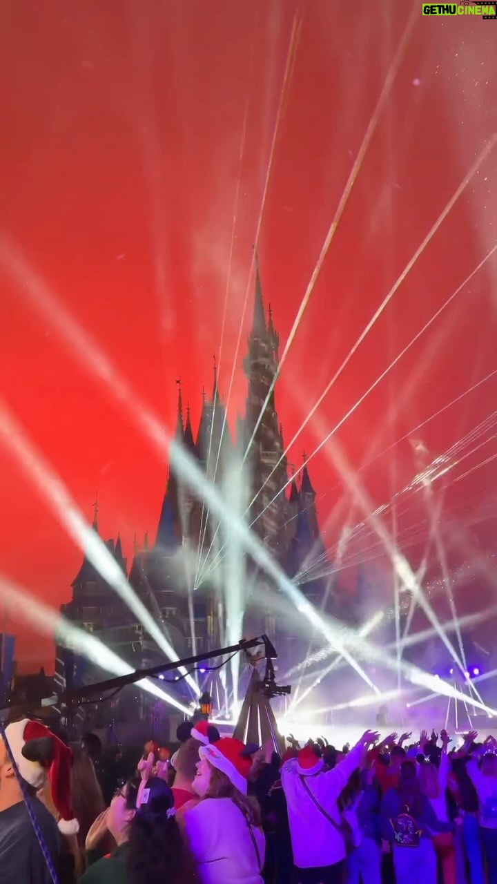 Derek Hough Instagram - What a special night !!! The holiday season has begun ! Love you y’all ! @disneyparks @juleshough @abcnetwork