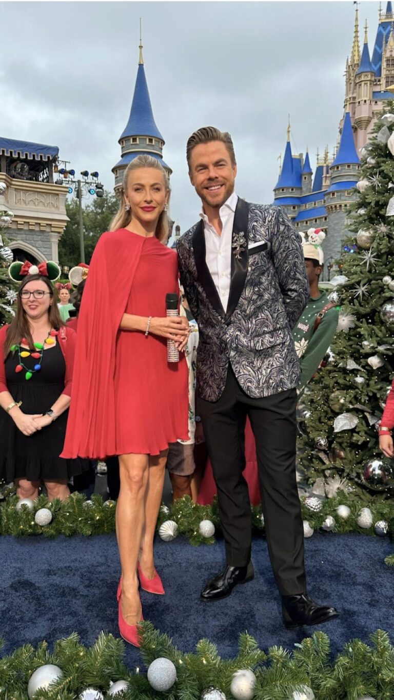 Derek Hough Instagram - It’s tiiiiiiiime 🎄✨ My favorite holiday tradition is getting to host The Wonderful World of Disney: Magical Holiday Celebration with @derekhough ♥️ Grab a snack, some Mickey ears, and all your holiday cheer because it’s almost showtime! See you tonight at 8/7c! 🎄✨