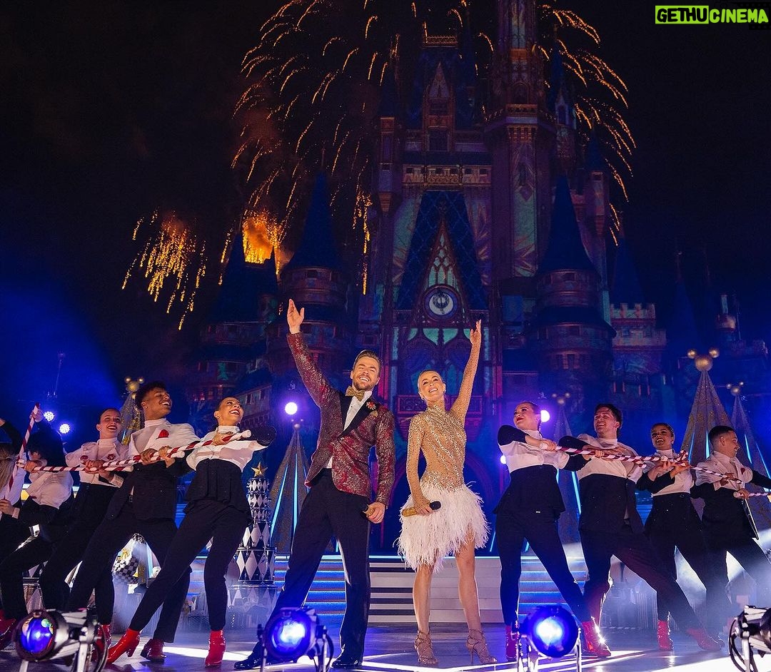Derek Hough Instagram - Let the festivities begin! 🎄✨ Don't miss #DisneyHolidayCelebration, Sunday at 8/7c on @ABCNetwork. Stream next day on Hulu and Disney+! @WaltDisneyWorld @DisneyAulani