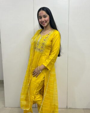 Deshna Dugad Instagram - Laddoo peela colour🍋🍋🤝
.
.
#deshna #deshnadugad