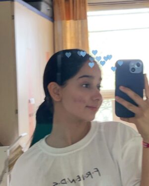 Deshna Dugad Instagram - Mirror 🪞❤️
Which selfie is your fav ?! Mine is the last one 😜
.
.
#deshna #deshnadugad