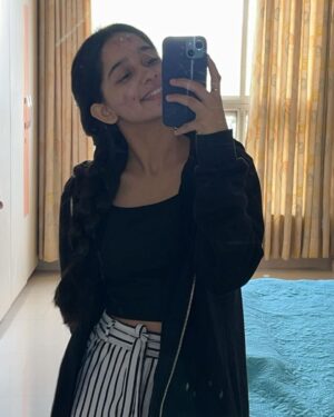 Deshna Dugad Instagram - Mirror 🪞❤️
Which selfie is your fav ?! Mine is the last one 😜
.
.
#deshna #deshnadugad
